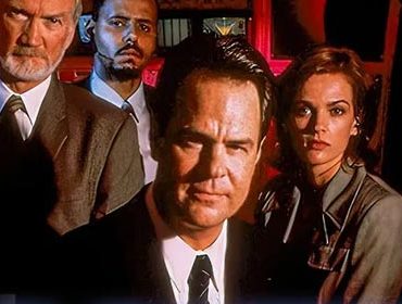 Escena de Psi-Factor: Crónicas de lo Paranormal con Dan Aykroyd presentando casos sobrenaturales y científicos